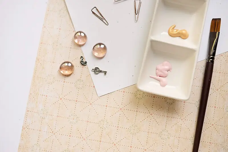 A PHOTO OF ACRYLIC PAINT AND A BRUSH