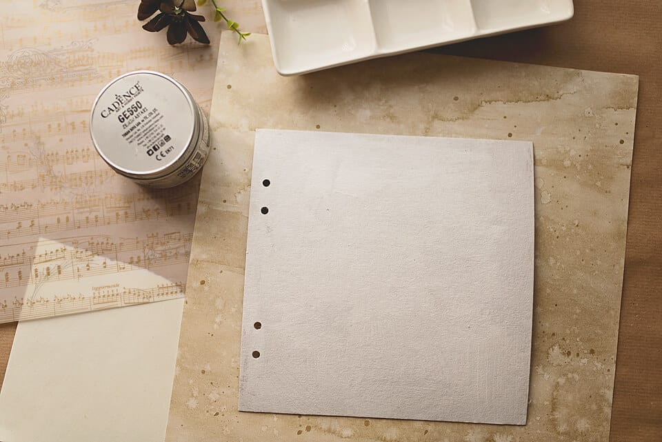  UNE COUVERTURE D'UN JOURNAL D'ART DIY COUVERT DE GESSO