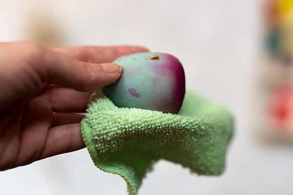 HAND HOLDING MAKE-UP SPONGE